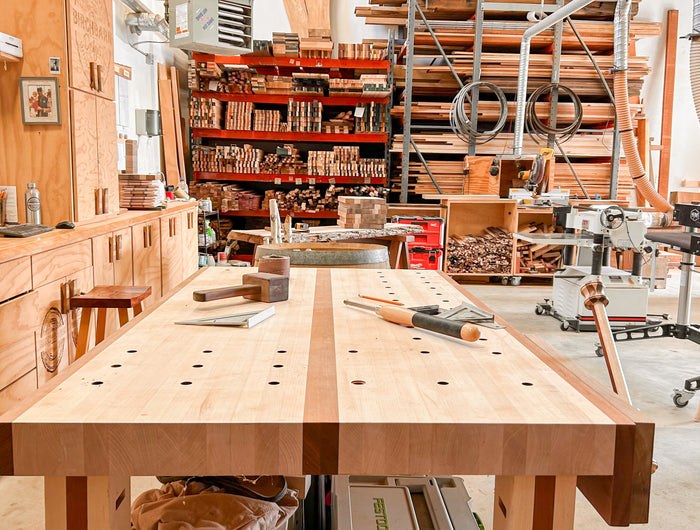 Établi et équipement dans un atelier de menuiserie